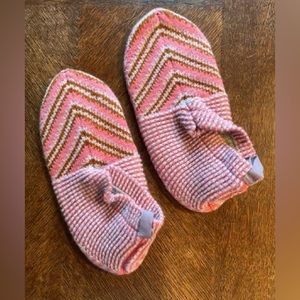 BNWT Bombas Women’s Cable Knit Gripper Slippers